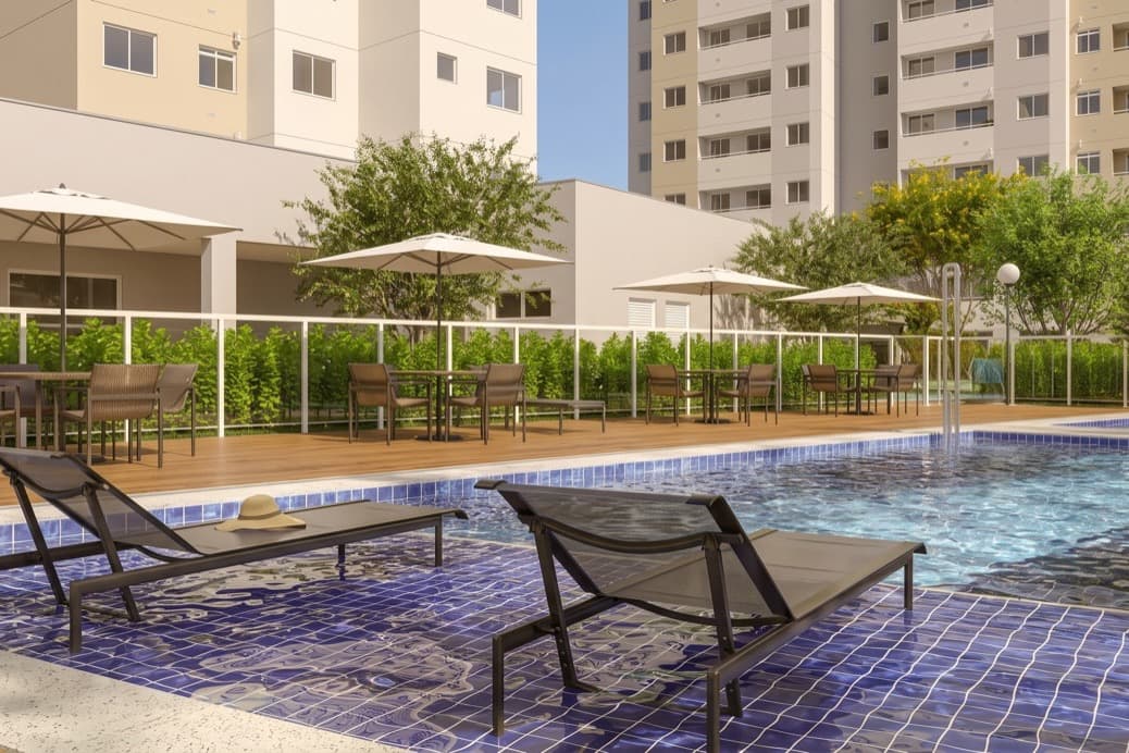 Piscina do Alma Carioca com deck de madeira, guarda-sóis e mesas ao ar livre